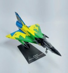 Aviões de Combate - Linda miniatura de coleção representando o Jato - MIRAGE IIIE - Edição Especial 30 anos na FAB - Força Aérea Brasileira - Brasil - Escala: 1/72 - Material: Metal e plástico - Não acompanha revista - Editora Planeta DeAgostine do Brasil Ltda  - Medida: 20,5 cm comprimento x 11,5 cm de envergadura da asa  x 10 cm de altura com o suporte. OBS: O antigo proprietário fixou com cola o avião no pino de encaixe do suporte. ( Não é quebrado )