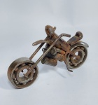 Linda miniatura de metal representando moto feita de sucata. Medida: 15 cm x 5 cm x 9 cm de altura.