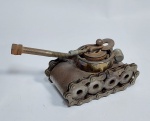 Linda miniatura de metal representando - Tanque de Guerra - Feita de sucata. O canhão gira. Medida: 16 cm x 6 cm x 6,5 cm de altura.