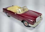 Lindo Carro da Maisto - Mercedes Benz 280SE Automatic (1966) - Scale 1/18 - Made in Thailand - Estrutura em metal, borracha e plástico rígido - Portas, capô e porta-malas se abrem. Os bancos vão para frente - Cor vinho - Obs: Possui a perda dos retrovisores e 1 farol  - Conforme fotos - Medida: 27 x 10 x 7 cm.