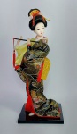 Belíssima boneca oriental - Gueixa - Tocando flauta. Estrutura em PVC, vestimenta kimono em tecido, base em madeira. Medida: 30 cm de altura x 12, 5 cm x 12,5 cm de base.