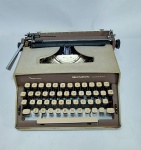 Antiga máquina de escrever - REMINGTON MONARCH - Sperry Rand - Funcionando - Acondicionada na maleta original, porém com fechecler danificado, conforme fotos. Medida da maleta: 36 cm x 34 cm x 16 cm.