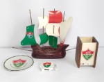 Lindo lote com 4 Itens Representando o Time Fluminense Football Club - Sendo fivela em metal ''uma garra'', pequeno pratinho de porcelana, porta canetas estrutura de madeira e a acrílico. E Caravela com estrutura em cerâmica - Obs: Possui um trincado no acrílico do porta-canetas. E a Caravela está sem as cordinhas. Conforme fotos - Medida maior-Caravela: 28 x 5 x 17 cm.