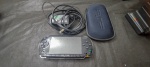Playstation PSP faltando um botão, com leve trinca funcionando, sem bateria como nas fotos