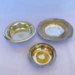 Lote com 3 ( três) bowls em metal espessurado a prata, sendo: 1 Indústria Argentina decorado com arabescos na borda com 18cm de diâmetro, 1 Prata Wolff A com bordas pontilhadas com 15cm de diâmetro, e 1 EBS Meridional com bordas lisas com 11cm de diâmetro. Maior e menor necessitam de banho e ambas apresentam desgastes do tempo e de uso.