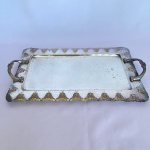 PRATA REGIA 90 - Bandeja retangular em metal espessurado a prata decorada com bordas vazadas, recortadas e cinzeladas com pegadores laterais em arabescos e flor. Med.: 41cm de largura e 4cm de altura. Possui desgastes e amassado no canto.