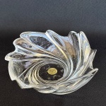 CRISTAL dARQUES - FRANÇA - Petisqueira em cristal francês 24% PbO, Dec. 50 , borda com efeito retorcido e irregular. Med. 17X17cm
