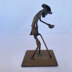 RIBA - Escultura em ferro de homem com bengala, assinada na base. Med. 17cm de altura. Apresenta oxidação