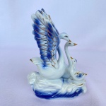 Estatueta vintage em porcelana de cisnes em três tamanhos diferentes, com detalhes na cor azul e dourado, med. 15cm de altura