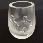 Floreira/Copo em grosso cristal transparente com efeito gelo, no estilo Sven Erik Skawonius e decorado com cavalos em alto relevo, assinado e datado na base, peso. 1090g  med. 12cm de altura.