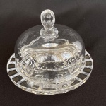 VINTAGE - Mantegueira/Porta Geléria em vidro prato redondo com borda ondulada, tampa abobadada e pegador em formato de pinha, med. 11cm de altura e 13cm de diâmetro na borda do prato.
