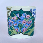 Cachepot oval em porcelana japonesa decorado com flores pintadas à mão, marcado na base, med. 10X6,5cm e 10,5cm de altura
