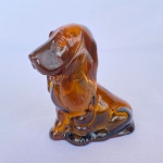 COLECIONISMO - Antigo frasco de perfume AVON em formato de cachorro Basset em vidro na cor âmbar e tampa em acirlico, med. 8,5cm de altura. Apresenta pequeno colado na parte traseira da orelha.