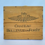 CHATEAU BELLEVUE LAFORÊT - Caixa de Madeira para vinhos com alça em corda e fechadura. Med.: 11cm de altura, 26cm de largura e 30,5cm de comprimento. Apresenta desgastes.
