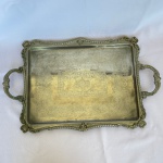 ART PRATA - Bandeja retangular em metal espessurado a prata 90 com pegadores laterais e bordas decoradas em volutas e fundo cinzelado com arabescos. Med.: 3,5cm de altura, 32cm de largura e 52cm de comprimento.