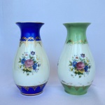 POCELANA REAL - Par de vasos em porcelana branca, decorados com pintura de flores e folhas, arabescos em dourado e um com faixas na cor verde e outro na cor azul. Med.: 19cm de altura e 7,5cm de diâmetro. Apresenta perdas no dourado e manchas do tempo.