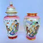 PORCELANA SÃO PAULO - Par de vasos com tampa em porcelana branca, decorado com imagem oriental com fundo em degradê na cor rosa e faixas, bordas e arabescos em dourado. Med.: 26cm de altura e 12cm de diâmetro. Um está sem tampa e com bicados no bocal.