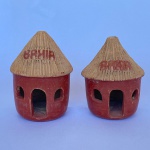 Par de enfeites para pendurar em barro cozido fetio óca com escrita BAHIA. Med.: 12cm de altura e 9,5cm de largura. Sem suporte de pendurar.