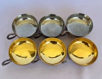 Lote com 6 (seis) taças para sobremesa com pegador, pés em bola, em metal espessurado a prata. Med.: 8,5cm de diâmetro. Apresenta desgastes. 3 possui parte interna em dourado