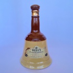 Bell`s Blended Scotch Whisky - Garrafa de Whisky em cerâmica fetio sino de mesa. Med.: 25,5cm de altura e 15cm de diâmetro. Garrafa vazia.