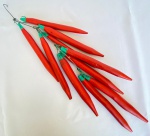 Penca com 10 pimentas em madeira. Med.: 55cm aproximadamente. 