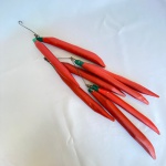 Penca com 8 pimentas em madeira. Med.: 55cm aproximadamente.