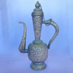Antigo Bule turco em metal prateado com decorações em autorelevo de arabescos  e formas geométricas. Med.: 33cm de altura e 20cm de largura.