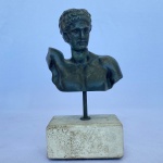 Estatueta de Hermes de Praxiteles de bronze com base em pedra. Med.: 16,5cm de altura e 10cm de largura.