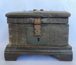 Antigo baú de madeira com alças e fechadura de ferro. Med.: 17cm de altura e 15cm de comprimento e 22,5cm de largura. Apresenta pontos de ferrugem e desgastes do tempo.