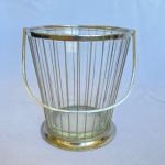 WOLFF - Balde de gelo de vidro com suporte aramado com alças em metal. Med.: 14,5cm de altura e 13,5cm de diâmetro.