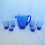 Conjunto de Jarra com 6 (seis) copos em cristal na cor azul cobalto. Med.: 19cm de altura e 15cm de diâmetro a jarra e os copos com 10cm de altura e 8cm de diâmetro.