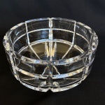 Saladeira em grosso cristal translúcido decorado com lapidações retângulares e estrela no fundo. Med.: 11cm de altura e 22cm de diâmetro.