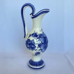 Jarra colonial de porcelana branca com pintura de flores em azul. Med.: 30cm de altura e 13cm de largura.
