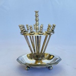 MAESA PRATA - Petisqueira em metal espessurado a prata com doze pegadores fetio espada e suporte. Med.: 13cm de altura.