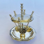 MAESA PRATA - Petisqueira em metal espessurado a prata com seis pegadores fetio espada e suporte. Med.: 13cm de altura.