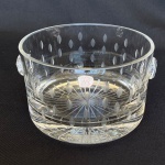 CRISTAL BLUMENAU - Balde de gelo curto em cristal, decorado com lapidações feito à mão de folhas e dois pegadores em flor. Med.: 9cm de altura e 14,5cm de diâmetro.