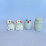 Lote com 4 (quatro) saleiros em porcelana branca, sendo: 2 fetio coelho com 5,5cm de altura, apresenta desgastes; 1 fetio pote de doce com 6,5cm de altura; e 1 fetio ave com 5,5cm de altura.