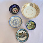 Lote com 5 (cinco) pequenos bowls em porcelana com tamanhos e cores diferentes. Maior medindo: 13,5cm de diâmetro.