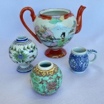 Lote com 4 (quatro) peças de porcelana, sendo: 1 Bule sem tampa oriental, 2 Potes sem tampa e 1 Caneca. Maior medindo: 13cm de altura.