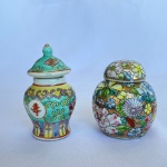 Lote com dois potes chineses com tampa em porcelana com pintura de flores. Maior medindo: 8cm de altura.