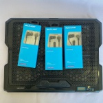 MULTILASER - Lote com um suporte para notebook com seis cooler fan e 3 fones de ouvido com conexão por cabo auxiliar p2. Med.: 29x38cm o suporte. Suporte não acompanha cabo USB.