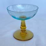 Taça de sobremesa em cristal na cor azul e haste com balaustres na cor âmbar. Med.: 11cm de altura e 10cm de diâmetro.