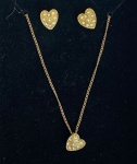 Par de brincos e cordão em metal dourado em formato de coração com pedras brancas. Coração com 1cm.
