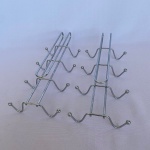 Lote com 2 (dois) suportes para xícaras para prateleiras em metal com oito espaços. Med.: 6,5cm de altura e 27,5cm de comprimento.