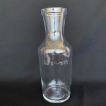 LUIGI BORMIOLI - Jarra de Vidro italiano com escrita no corpo `Lock-Eat`. Med.: 26cm de altura e 10cm de diâmetro. Falta tampa hermética.