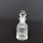 Perfumeiro de vidro canelado com tampa em bola. Med.: 10cm de altura.