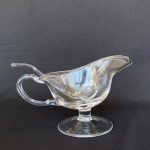 Grande molheira de vidro com concha de vidro. Med.: 14cm de altura e 24cm de comprimento.
