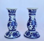 Tok&Stok - Par de castiçal em cerâmica na cor branca com detalhes em azul cobalto de flores, folhas e fitas. Med.: 18cm de altura e 11cm de diâmetro.