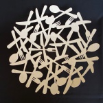 Antiga fruteira em metal pintado na cor branca em fetio talheres. Med.: 6,5cm de altura e 38cm de diâmetro. Possui pontos de ferrugem.