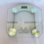 Balança digital corporal de vidro. Med.: 4cm de altura e 32cm de largura. Peso máximo de 180kg. Não testado.